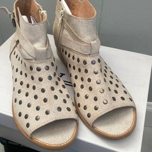 Never wear Very nice sandals with side zipper and belt around with gold snaps .